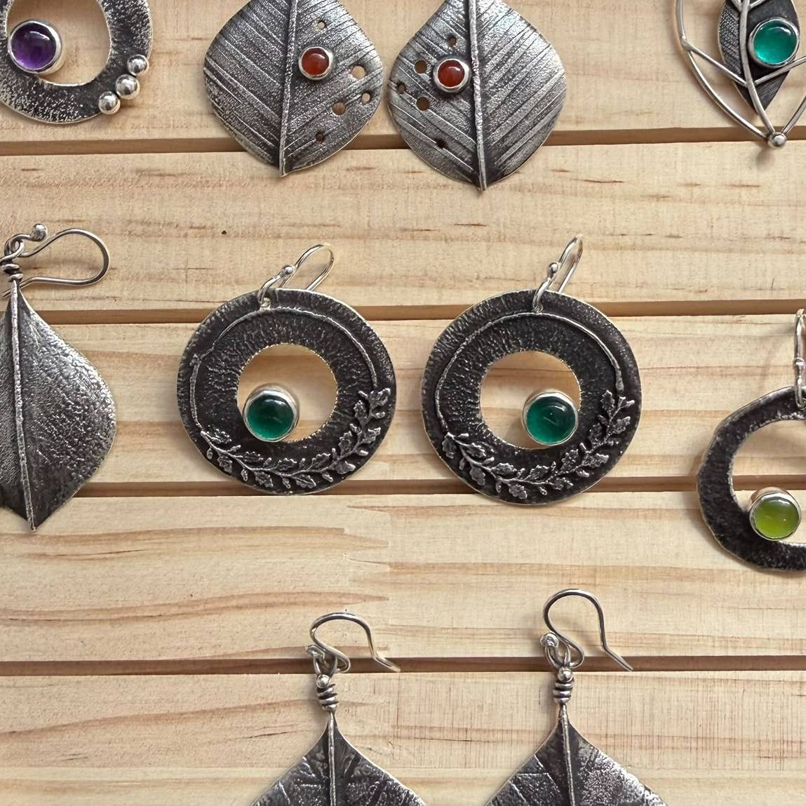 Broșe, cercei si medalioane din argint cu pietre semipretioase, bijuterii handmade unicat create de Viviana Tosa.